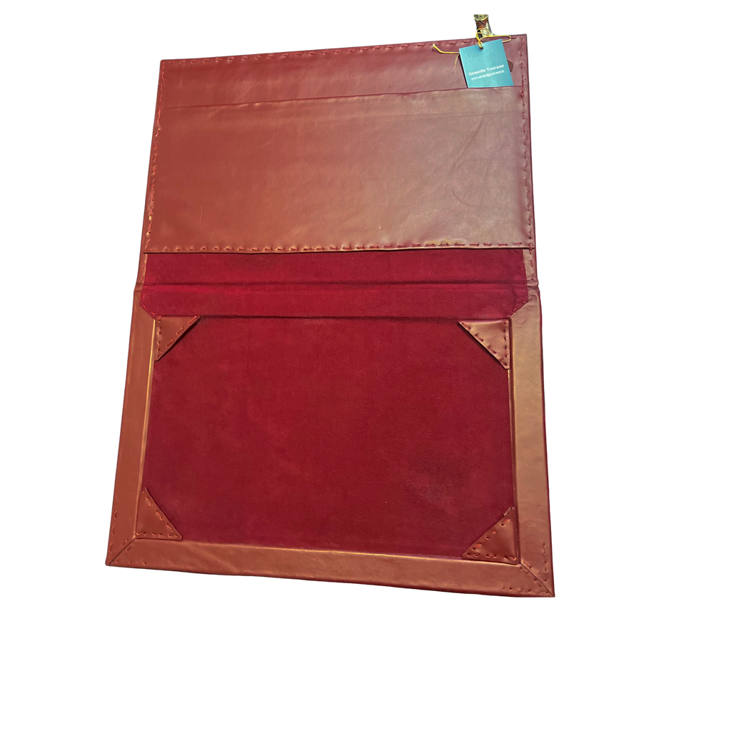 Sottomano in pelle personalizzato con finitura rossa e dettagli artigianali di Gemelle Toscane