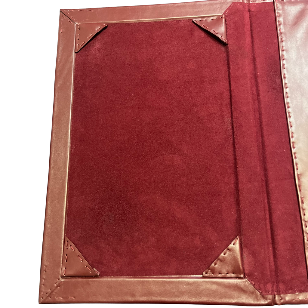 Sottomano in pelle personalizzato in colore marrone con rifiniture artigianali di alta qualità