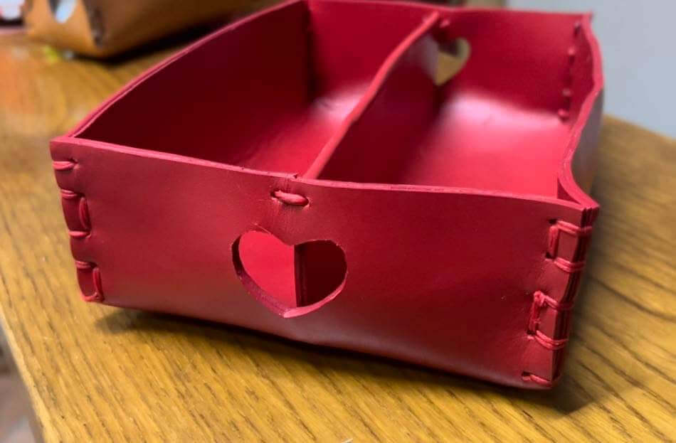 Svuotasche artigianale pelle rossa con decorazione a cuore, ideale per organizzare spazi