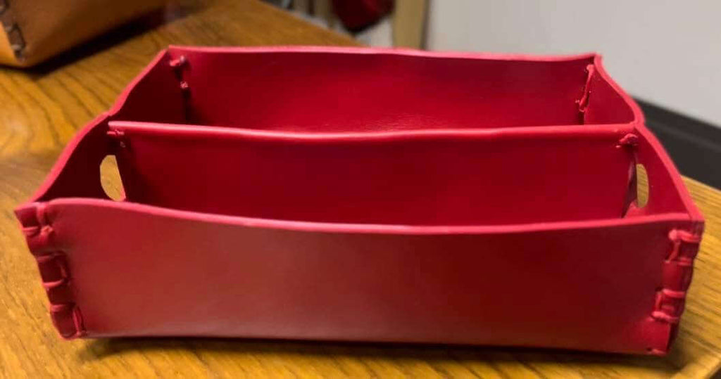 Svuotasche artigianale pelle rossa di Gemelle Toscane con scomparti per organizzare piccoli oggetti